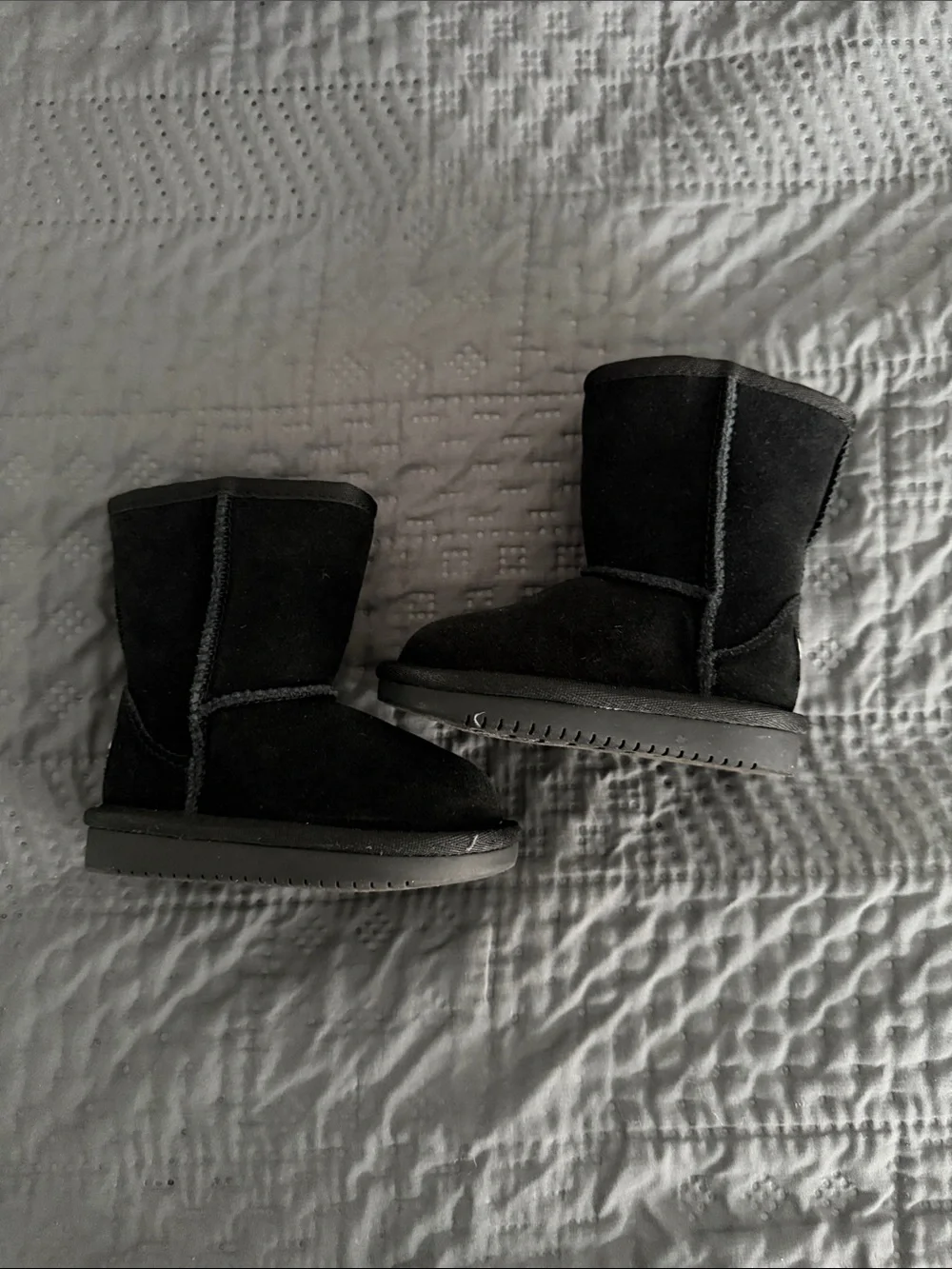 Koolaburra by Ugg Kids Black Suede Shearling-Lined Boots